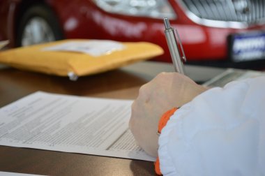 podpisanie dokumentów finansowych przez klienta